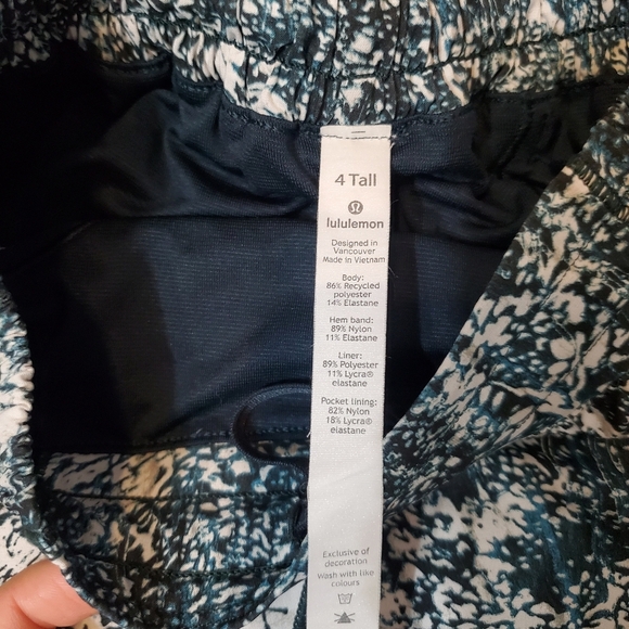 NWOT Lululemon Hotty Hot Short II *Long 4". Liner Blue/ green, white. Size 4. - Picture 7 of 13